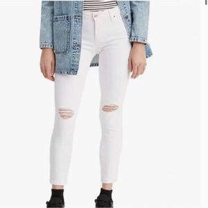 Levi’s 711 skinny jeans ripped detail